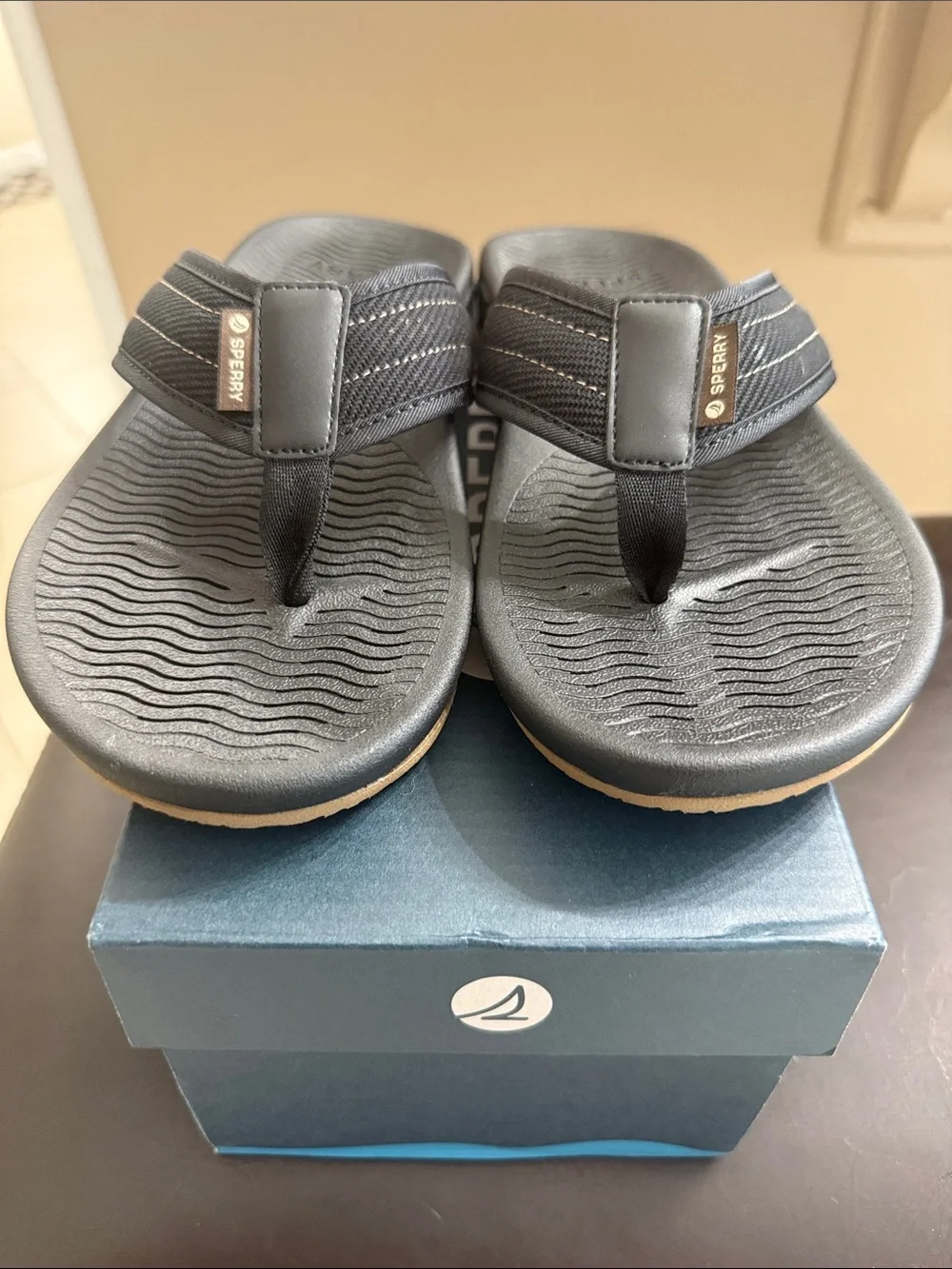 New Sperry Men’s Black Textured Thong Sandals